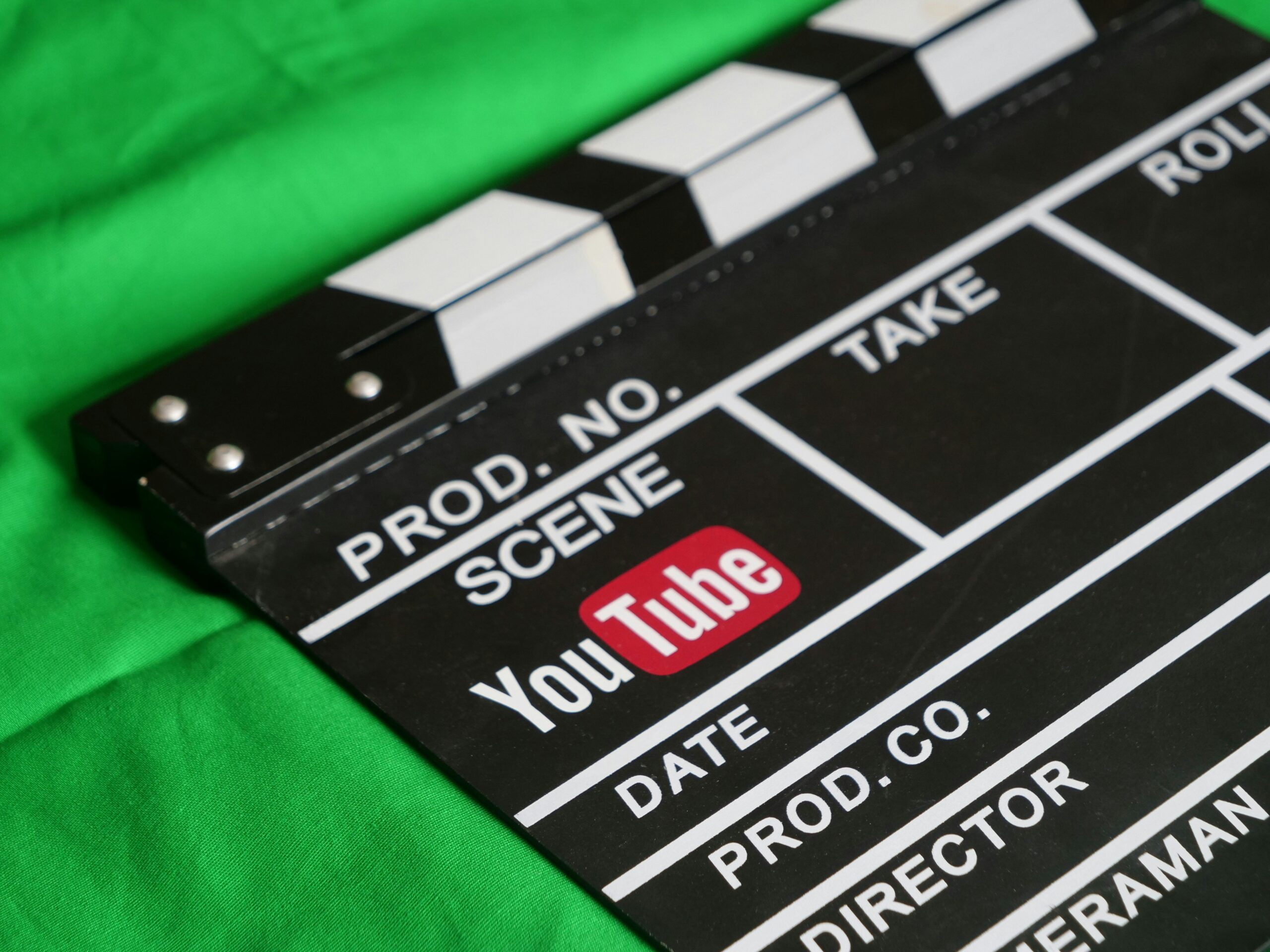 Diagram showing three-point lighting around a green screen setup