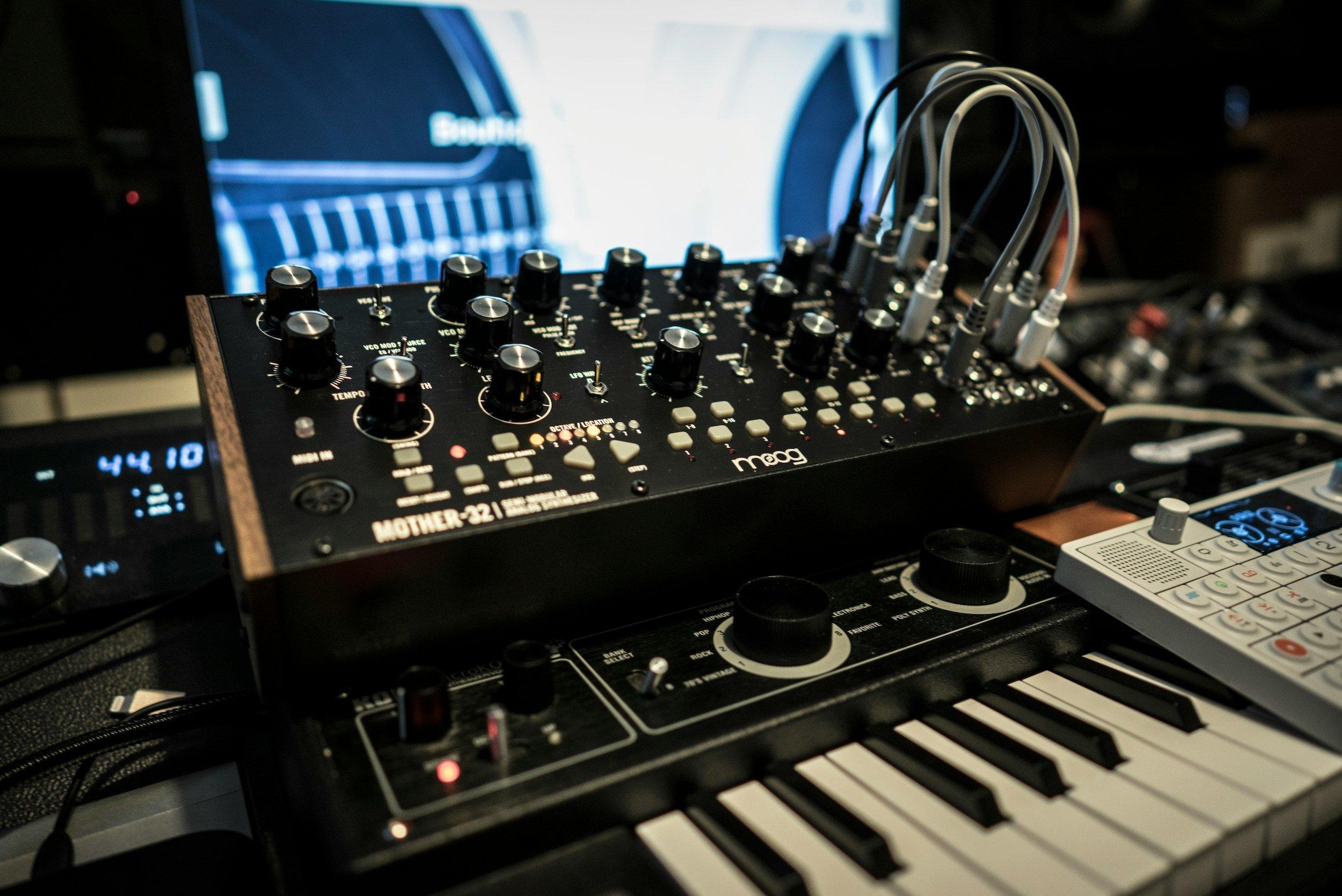 Comparison table of top-rated streaming microphones vs budget options