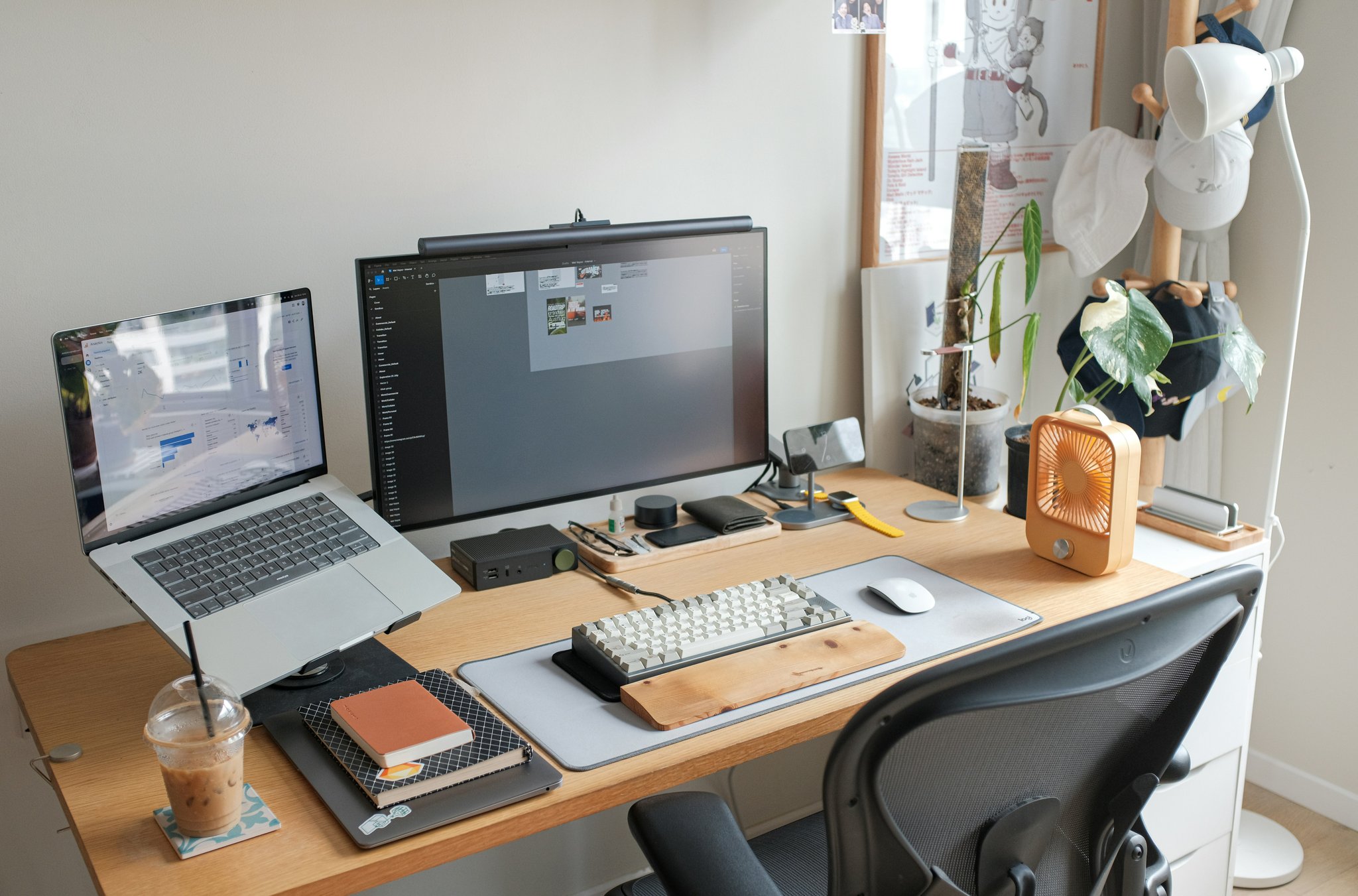 Screenshot of a well-organized streaming setup highlighting chat window placement