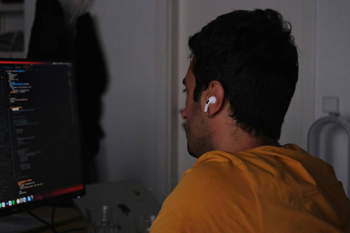 Top streamer showcasing active chat engagement techniques