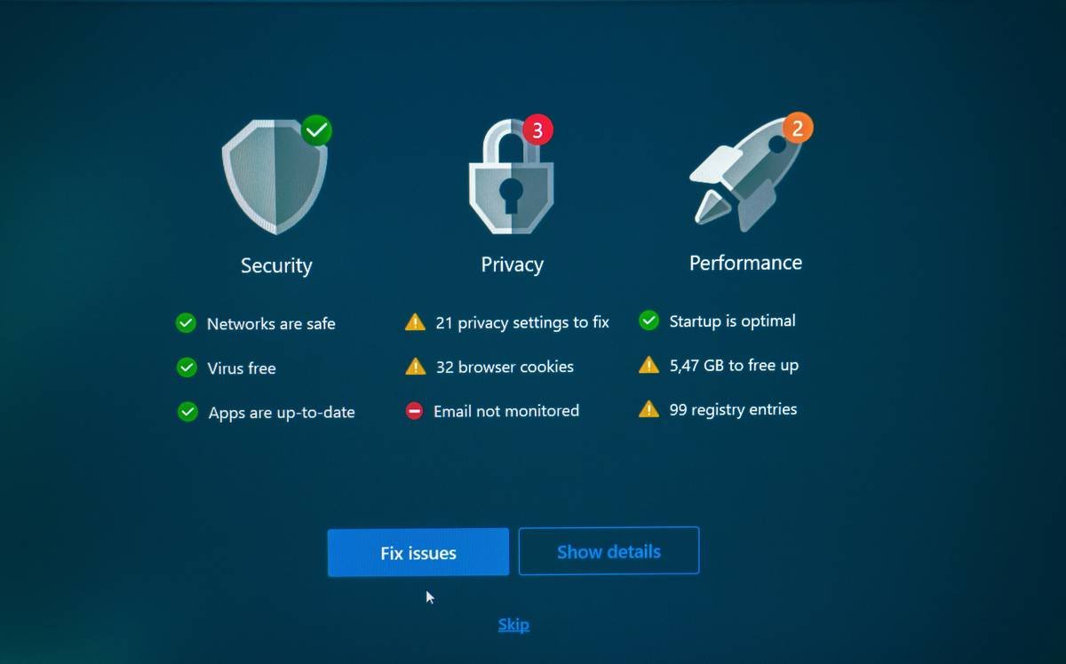 Bar chart comparing startup time, 4K buffer recovery, and UI lag across top 5 streaming devices in 2024