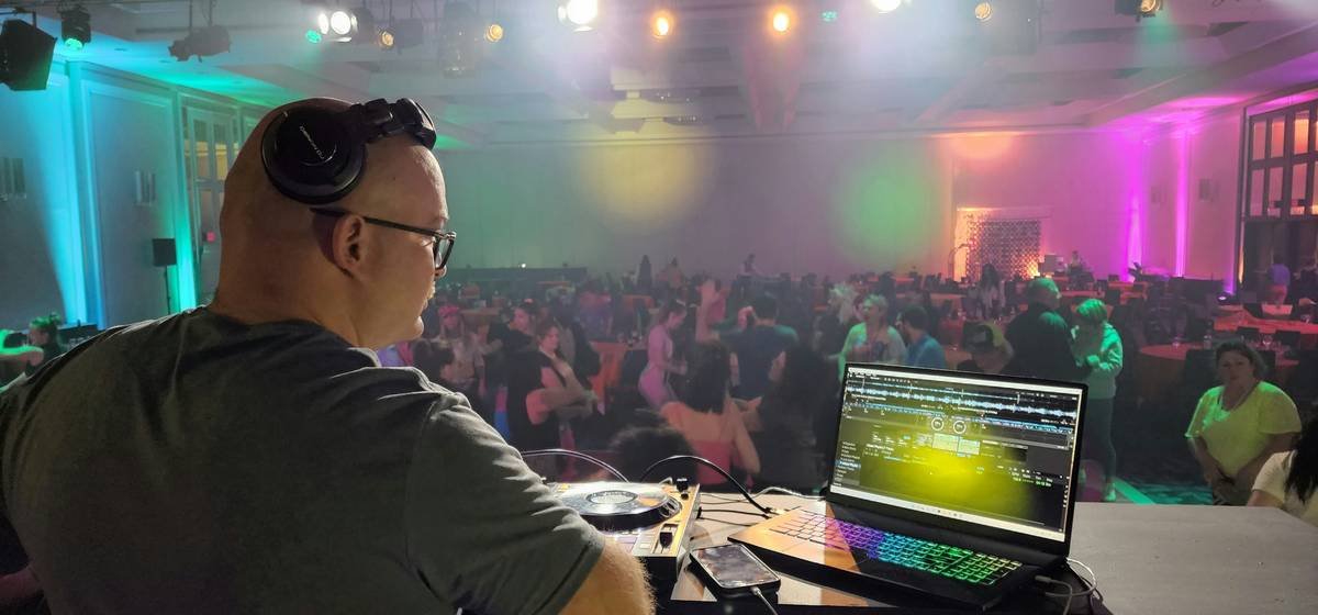 Bar chart showing 2024 data: streams with active chat retain viewers 3.2x longer than passive streams