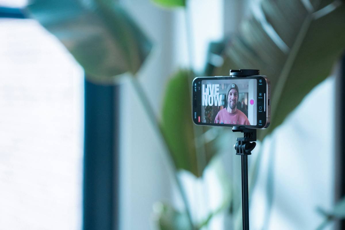 Bar chart showing correlation between chat frequency and average view duration across Twitch, YouTube Live, and Facebook Live in 2023. Higher chat = longer watch time.