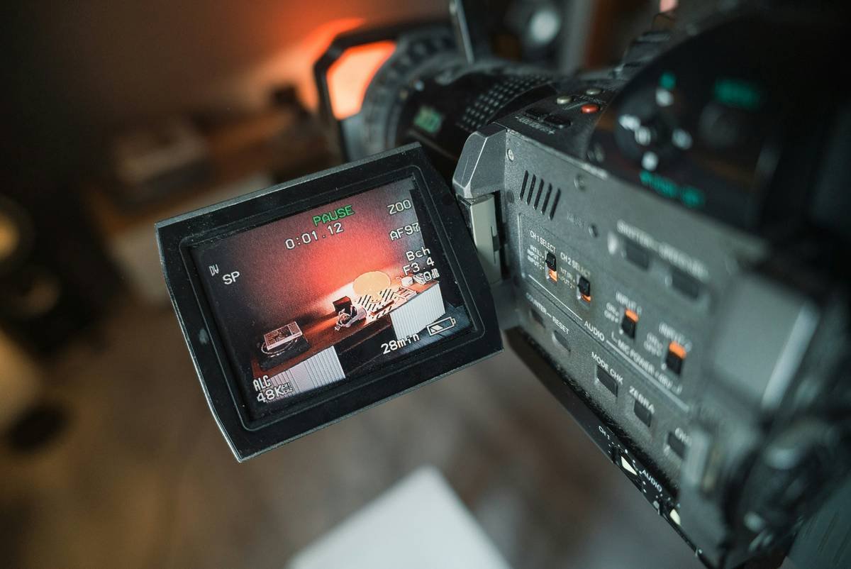 Bar chart showing viewer retention drop based on stream resolution and bitrate: 1080p/6000kbps retains 78% at 5 min; 720p/2500kbps retains 41%