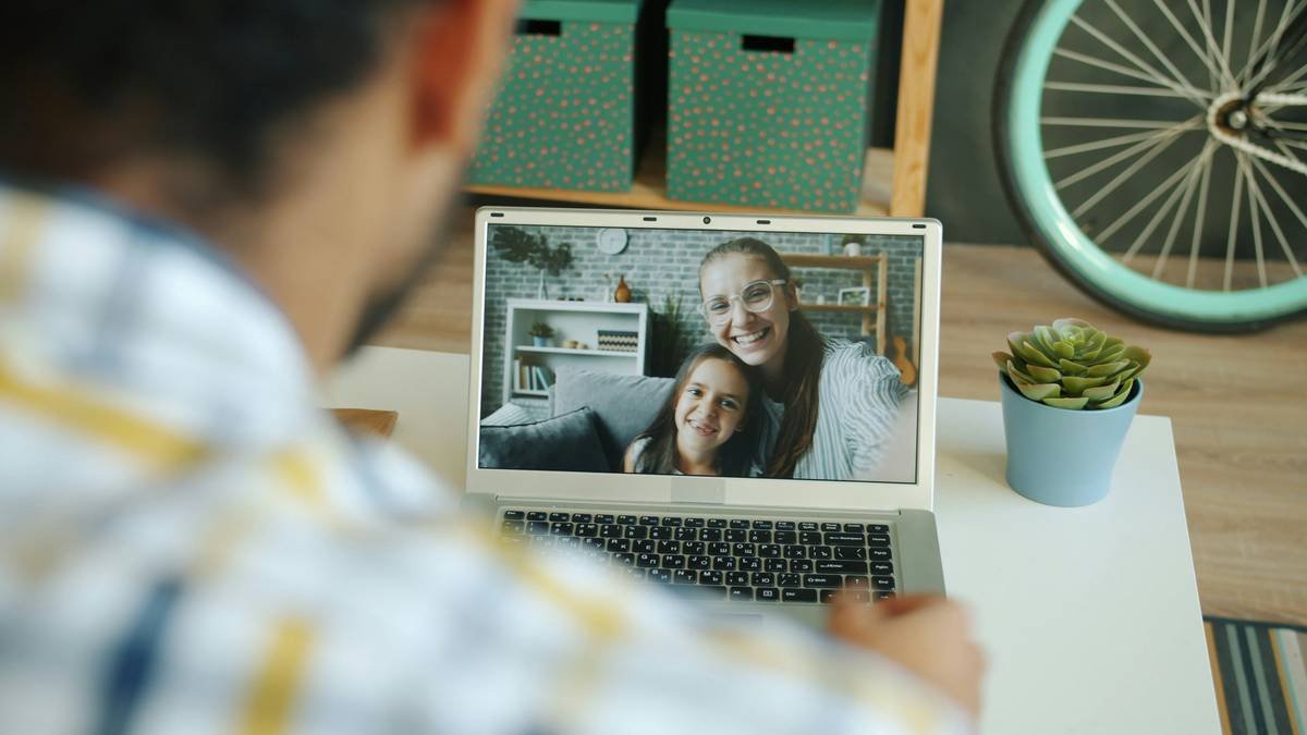 Bar chart showing viewer retention rates based on live chat interaction quality: high-engagement chats retain 78% of viewers past 20 mins vs. 34% in low-engagement chats.