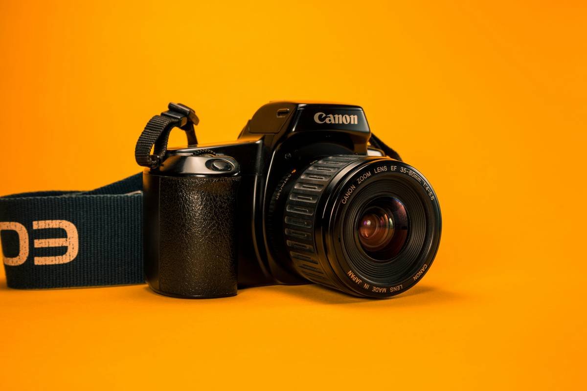 Comparison chart showing overheating times, HDMI output types, and autofocus reliability across popular streaming cameras including Logitech Brio, Sony ZV-1 II, Canon EOS R50, and Panasonic GH6