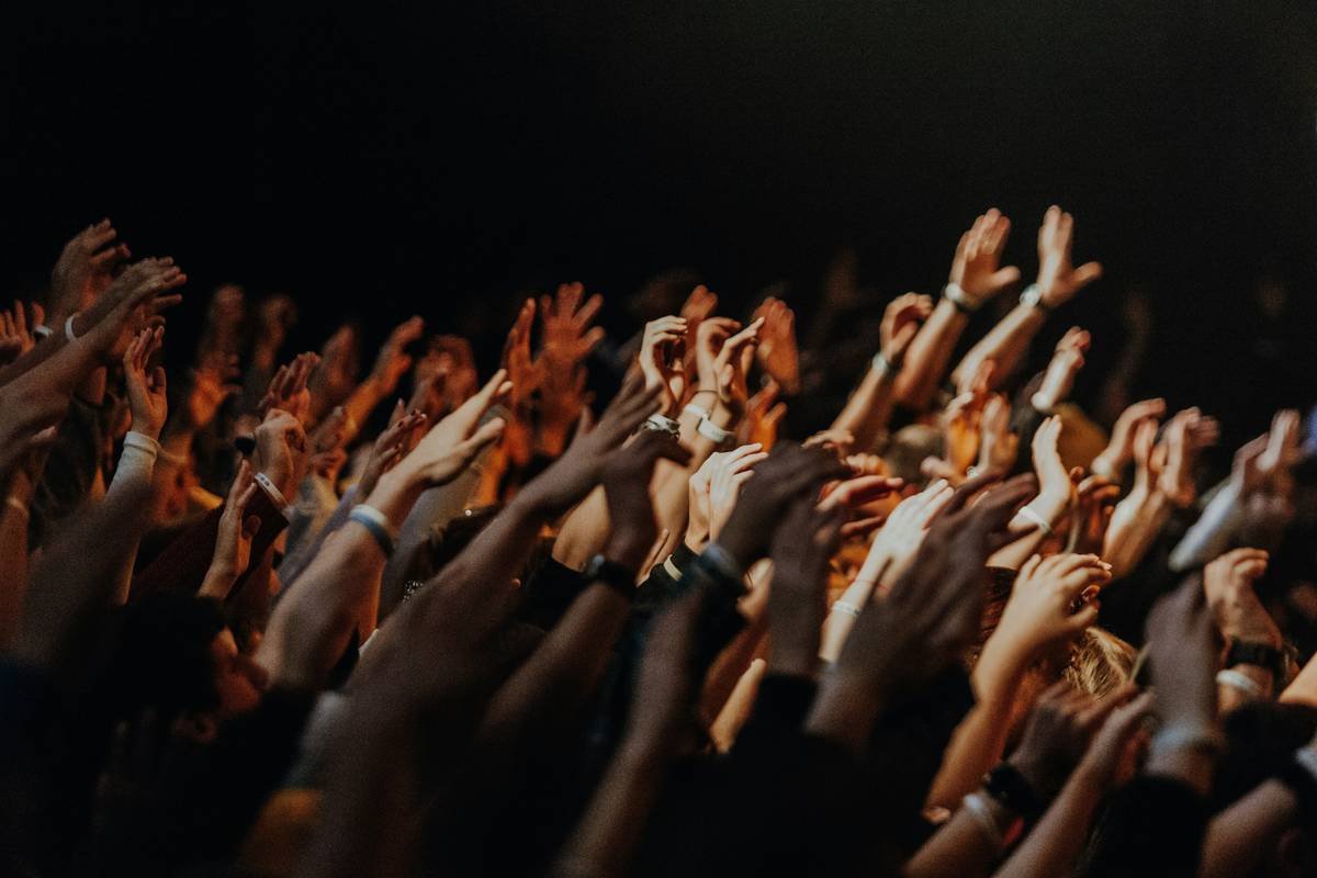 Bar chart comparing high-retention small audience vs low-retention large audience showing algorithm preference for engagement depth over size